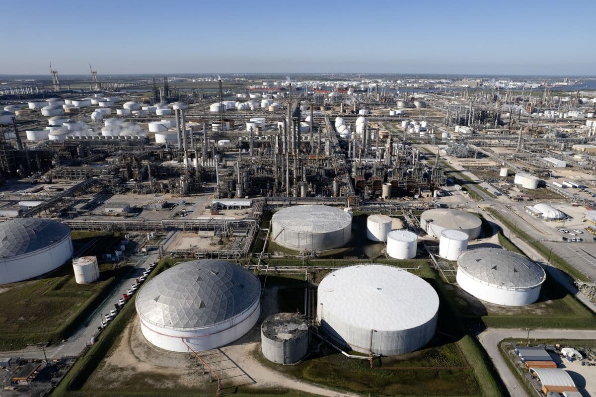 Oil Prices Fall Further as Trump Indicates Possible Iran Deal