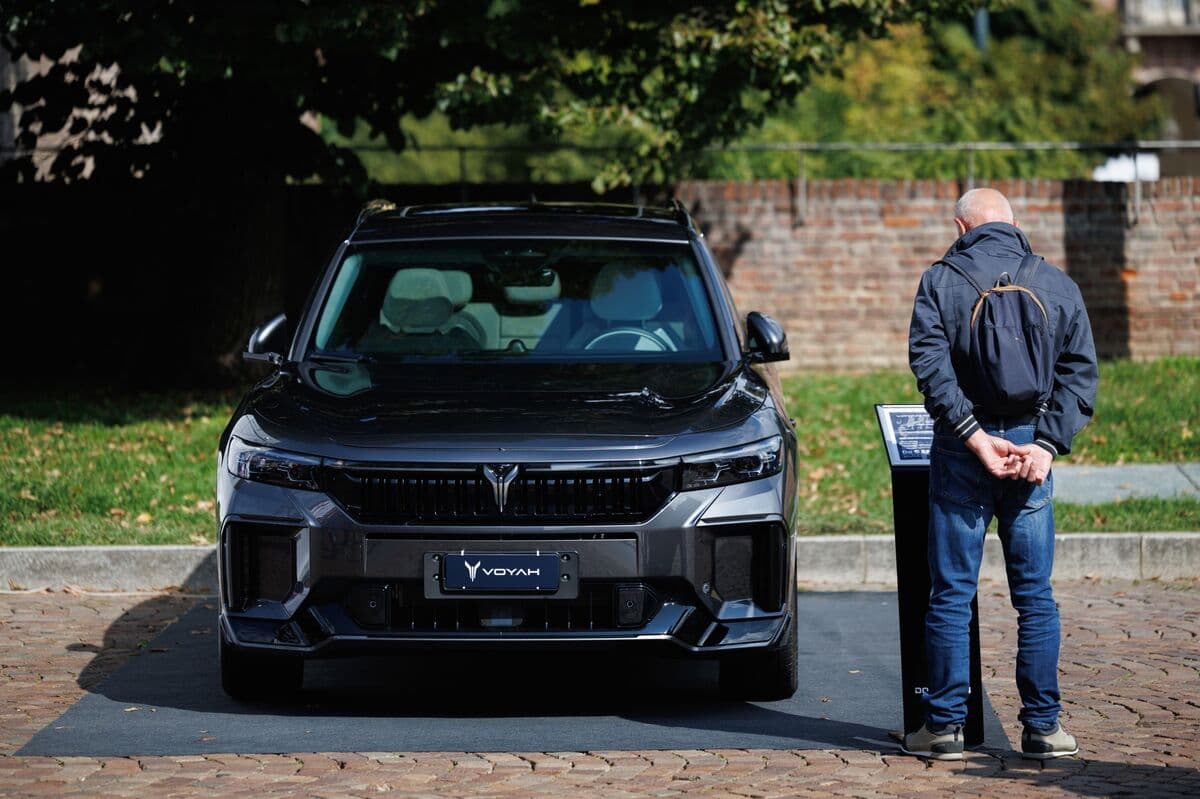 China Luxury EV Maker Voyah Set for HK Debut Without Fresh Funds