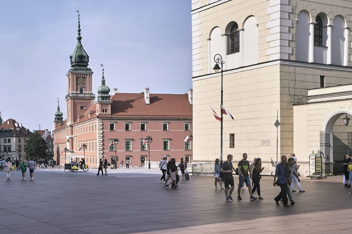Poland Holds Rates as Iran Energy Shock Stokes Inflation
