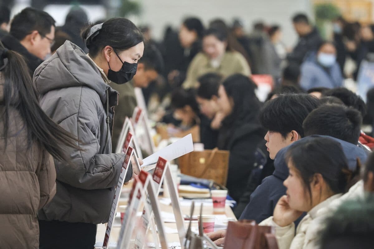 China Turns to AI as Jobseeker Numbers Top Belgium’s Population