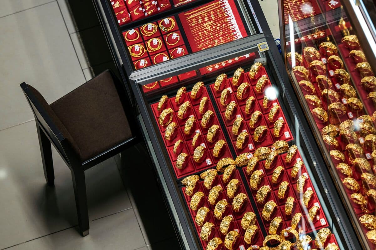 Gold Wavers After Worst Week in Four Decades as War Risks Mount