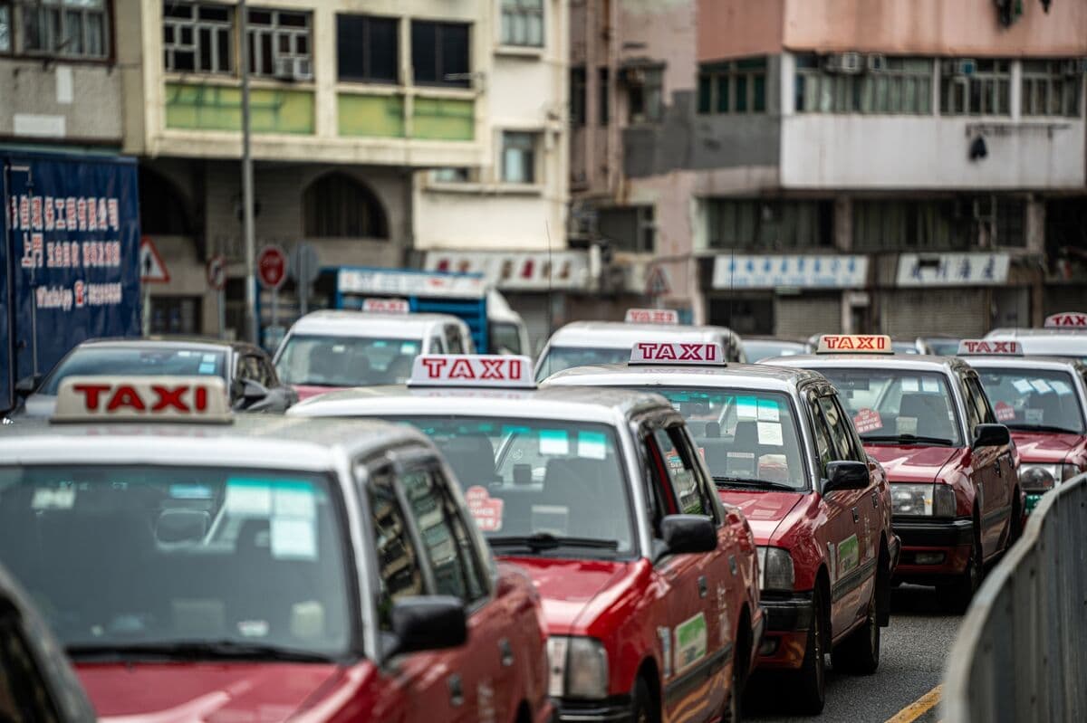 Uber Acquires Rival FlyTaxi in Hong Kong Push, Sing Tao Reports