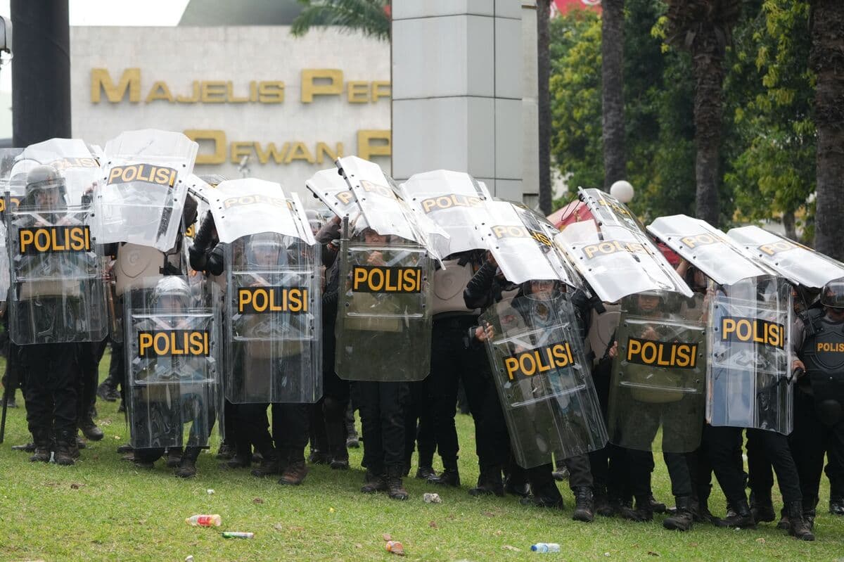 Jakarta Increases Police Presence Ahead of Student Protests Against Prabowo
