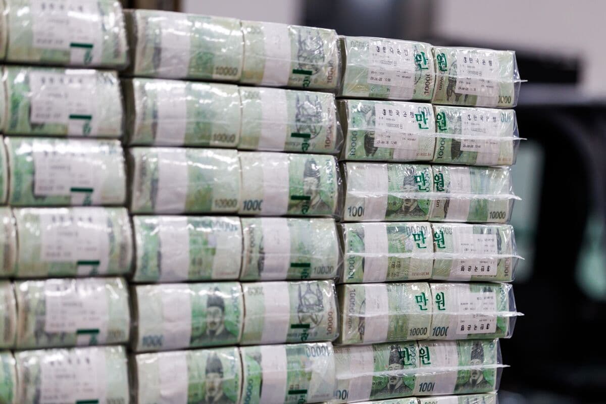 South Korea to Buy Back $3.3 Billion of Bonds to Curb Volatility