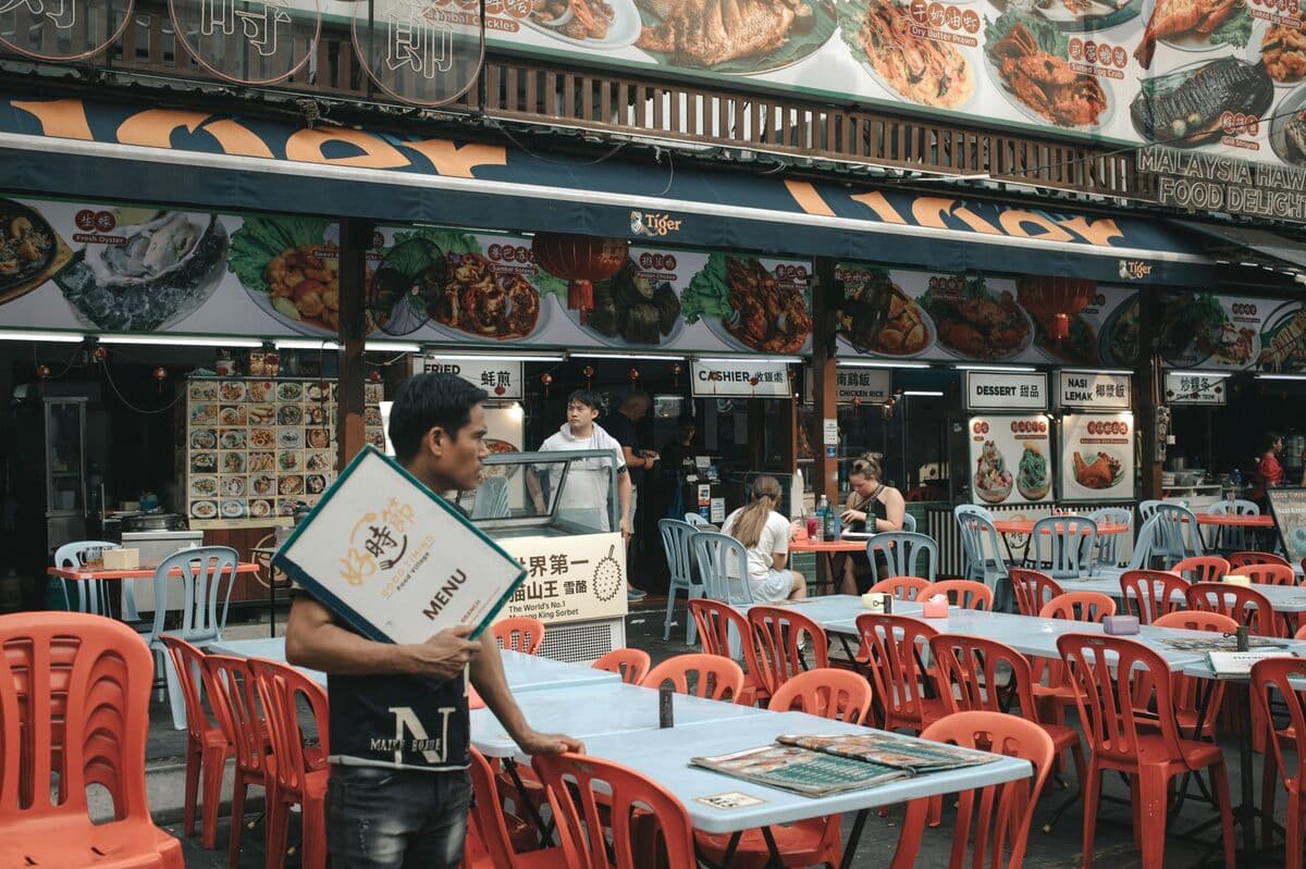 Malaysia Holds Rate as Ringgit Tempers Inflation Pressure