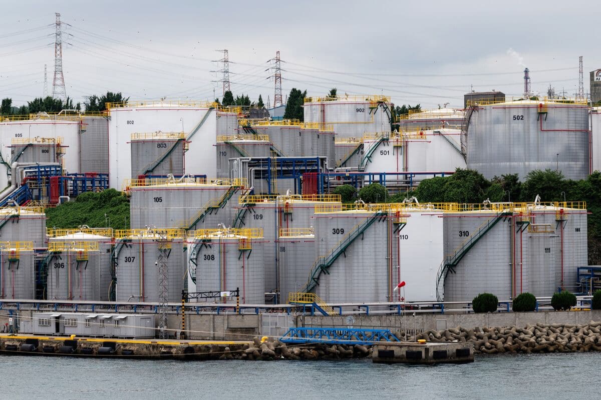 Oil Prices Remain Steady as Traders Assess Strait of Hormuz Shipping After Attack