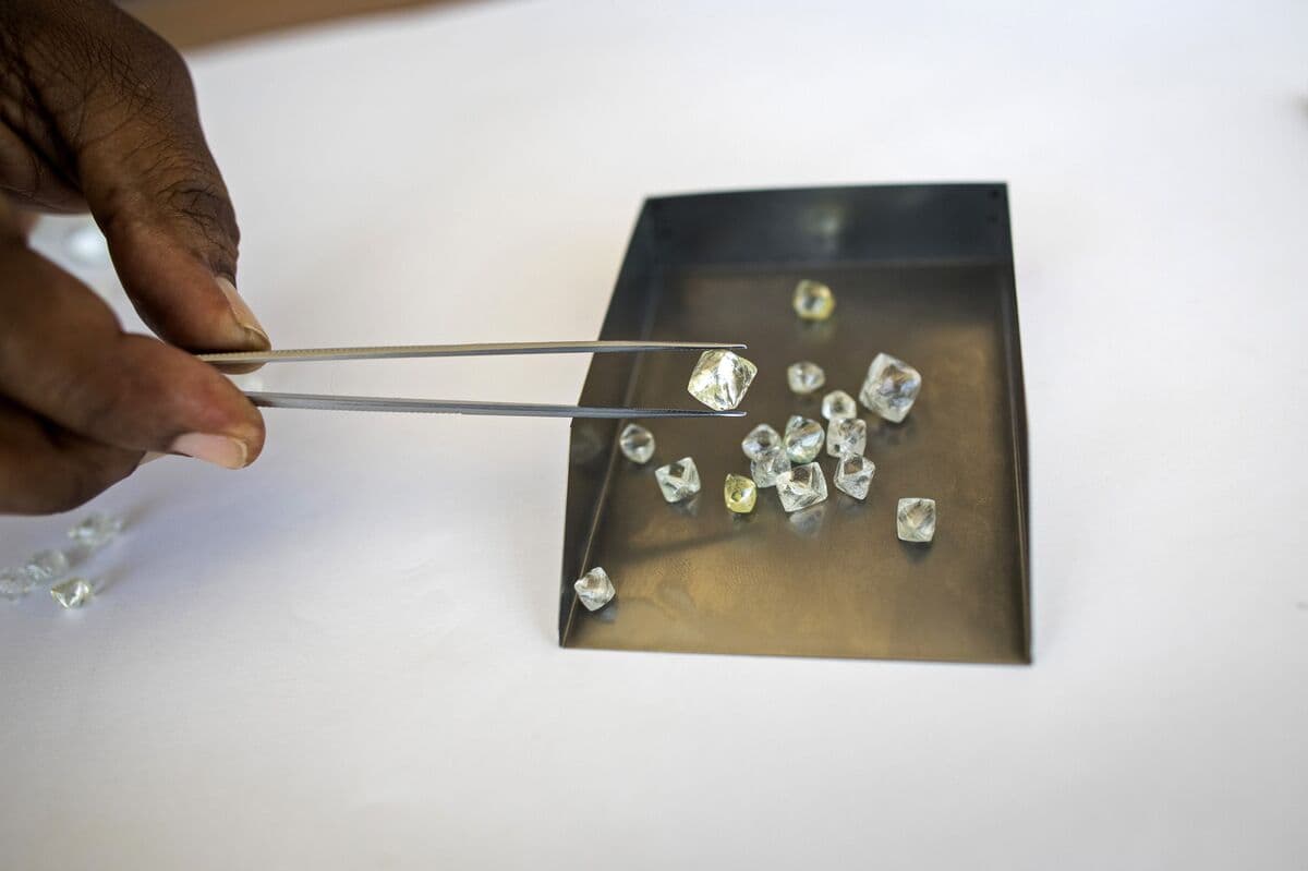 De Beers Makes Sweeping Cuts to Its Elite Diamond-Buying Club