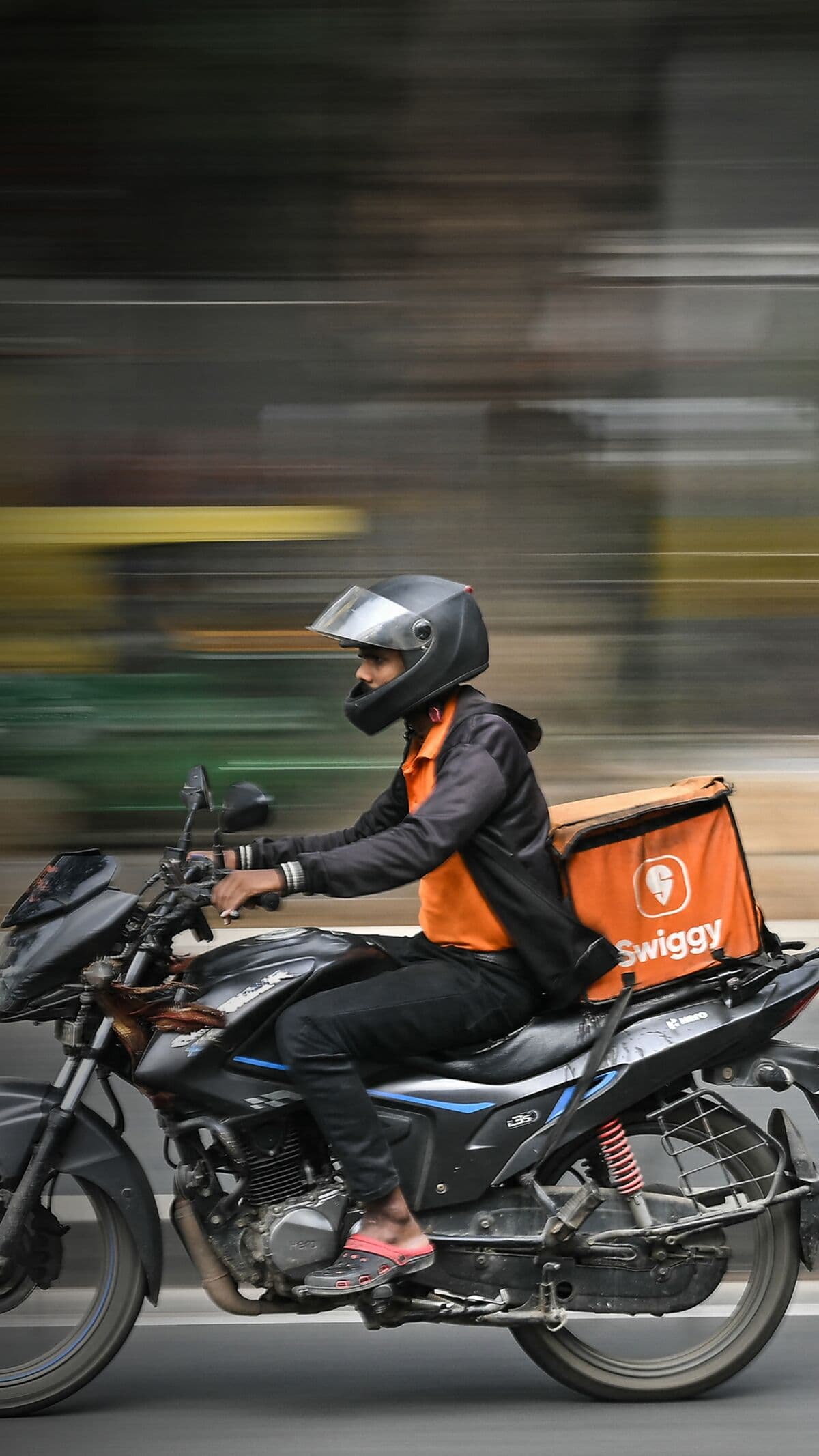India Pushes Back on 10-Minute Delivery