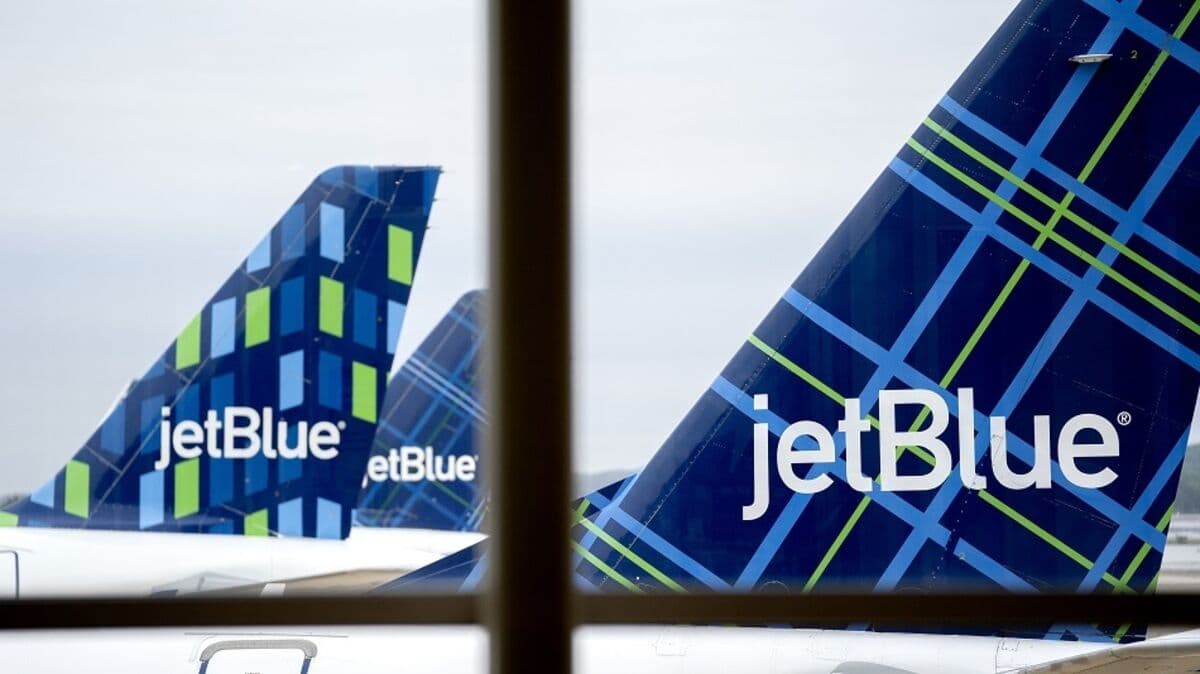 JetBlue to Deepen Cost Cuts as Quarterly Loss Widens