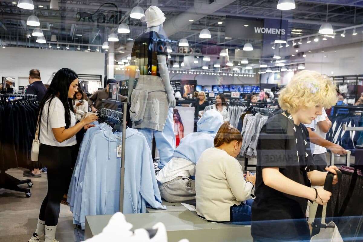 US Consumer Sentiment Rises in June Amid Lower Gas Prices