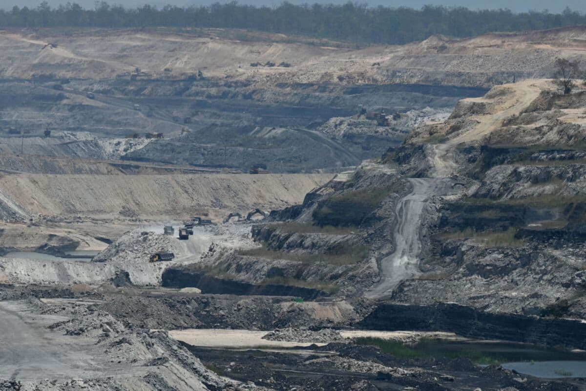 Adani Flagship Slips Into Loss as Coal Unit Softens