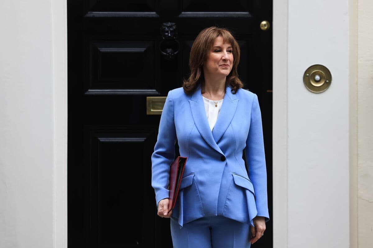 Reeves Wins Battle for Power to Require Pensions to Invest in UK