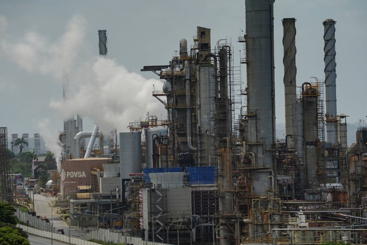 Venezuela Revises Oil Contract Terms to Entice Wary Investors