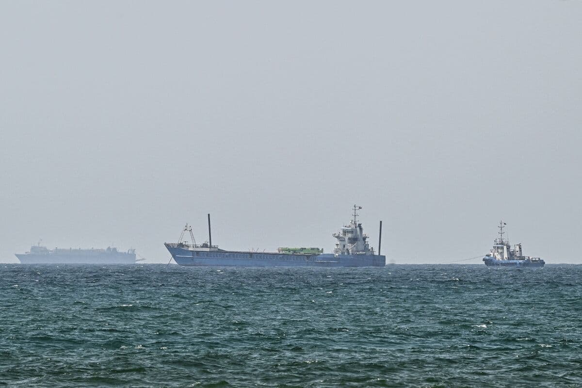 Two Non-Iranian Supertankers Depart Hormuz, Boosting Shipping Activity