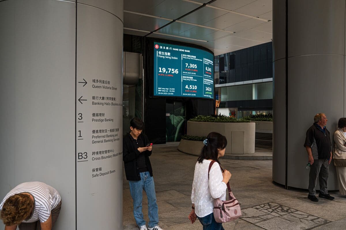 Hong Kong's Chinese Stocks Approach Bear Market Amid Consumer Spending Concerns
