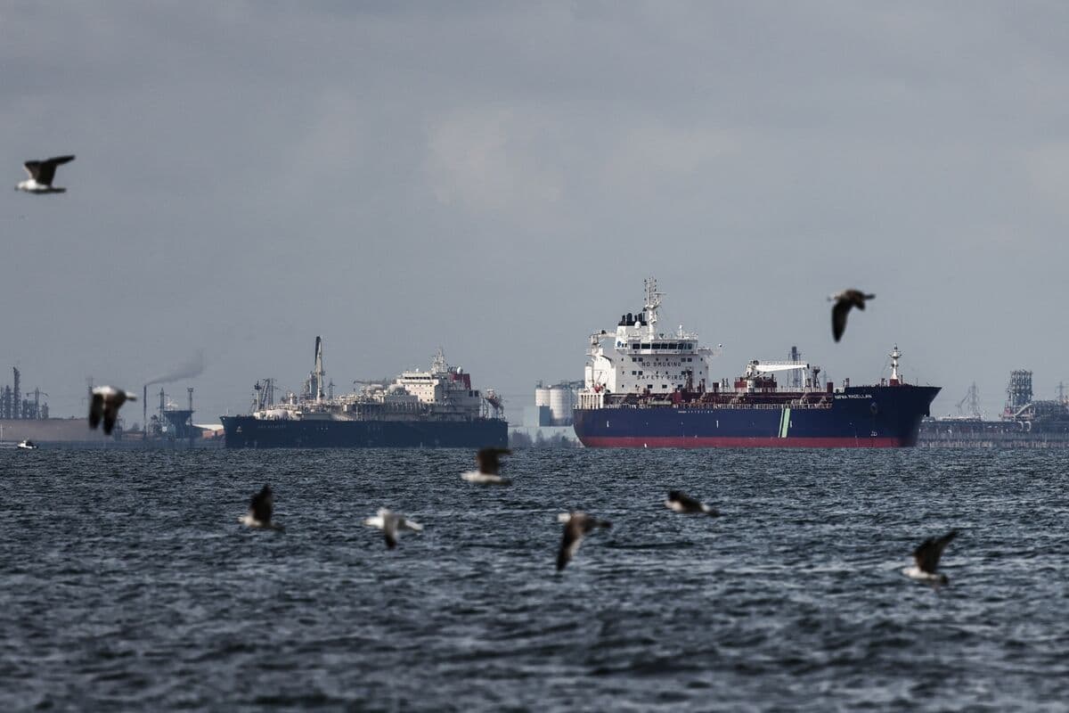 Asia’s LNG Buyers Hunker Down for Middle East War Lasting Months