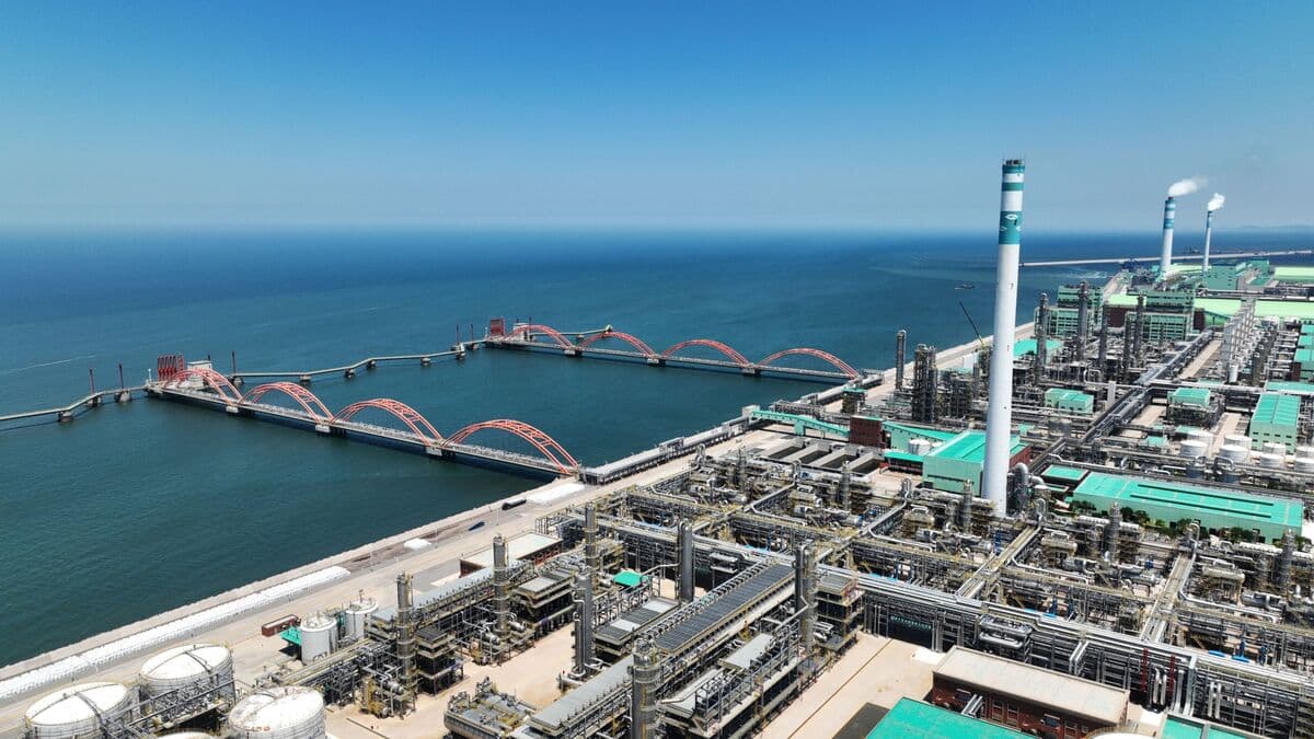 China Asks Banks to Pause New Loans to US-Sanctioned Refiners