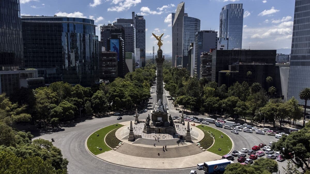 Mexico's Investment Decline Continues, Marking Prolonged Economic Slump