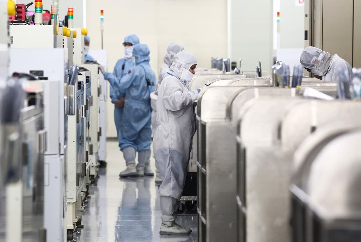 Iran War Chokepoints Begin to Cast Doubt on Global Chip Supply