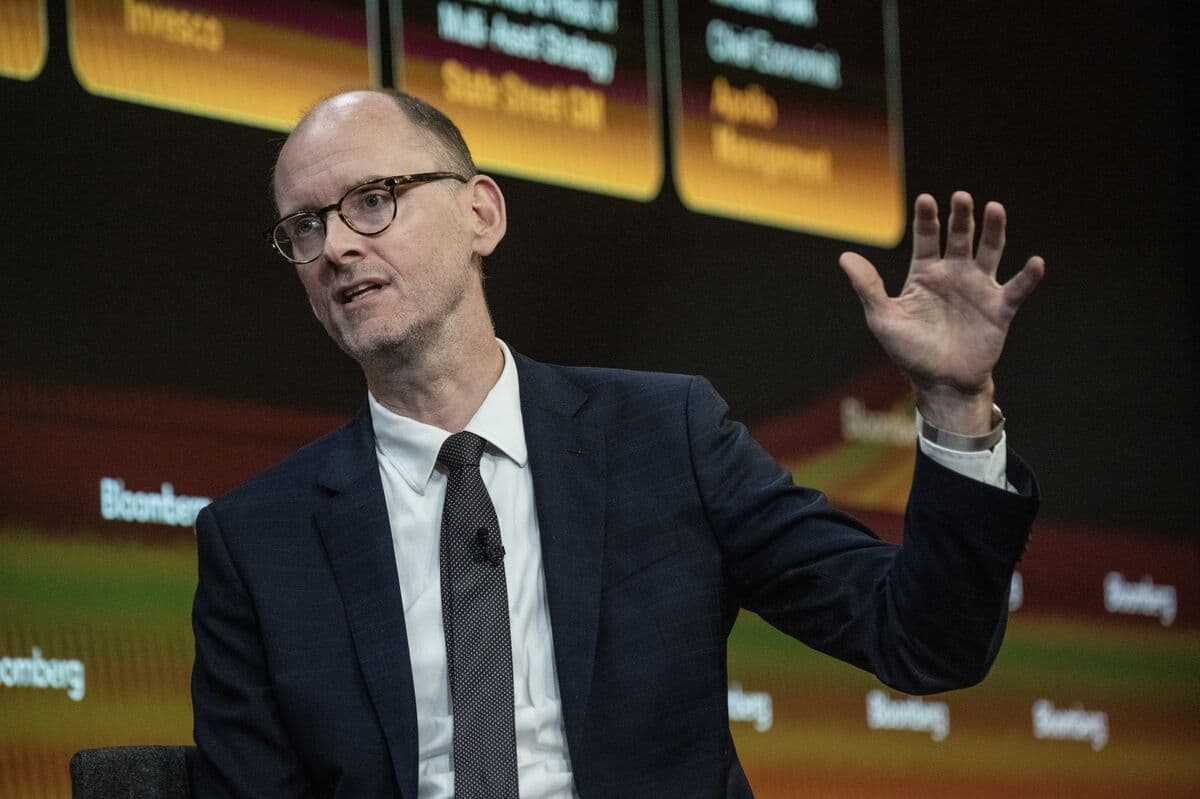 Apollo's Slok Cautions on Dollar's Risk Amid AI Stock Selloff