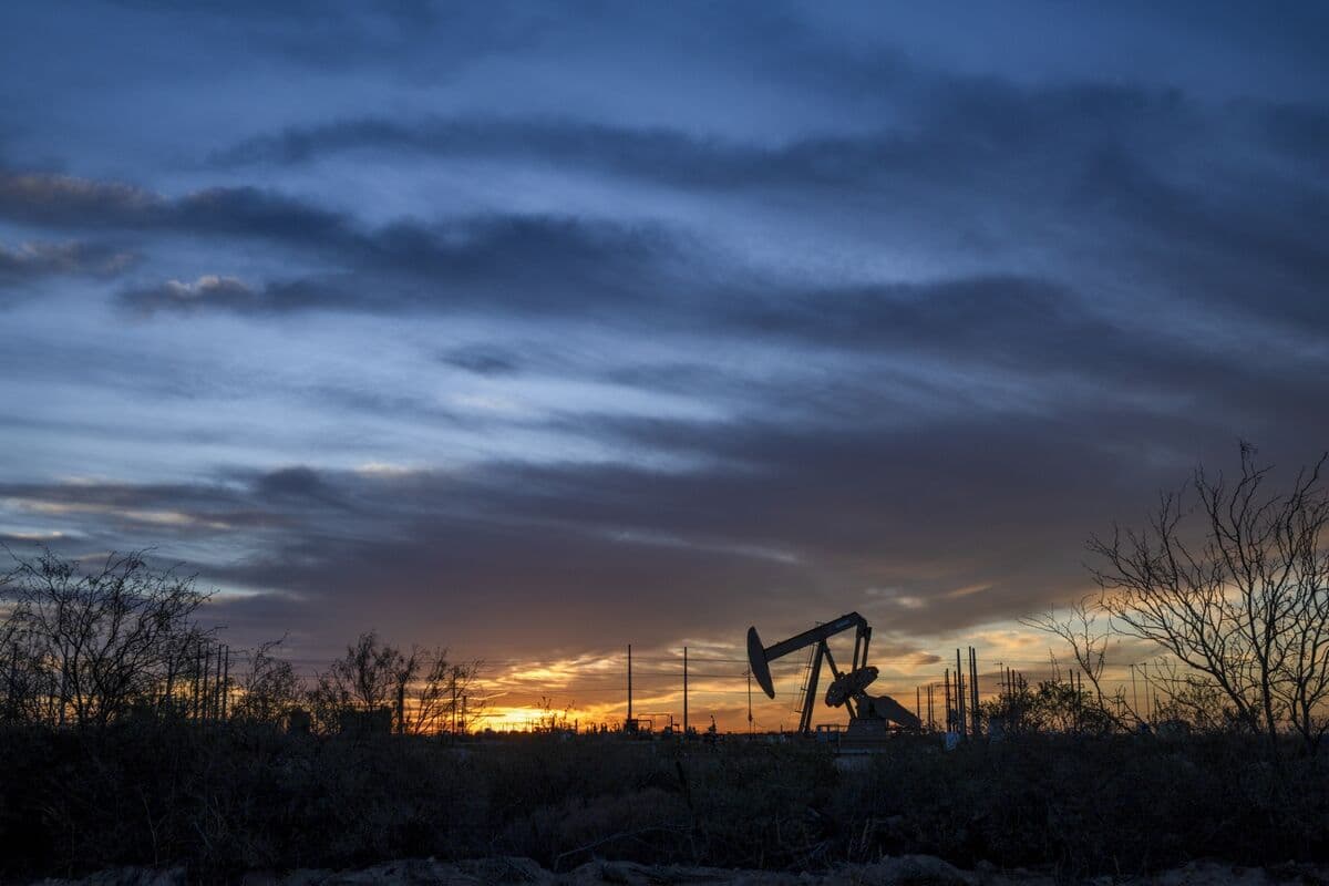 Oil Near $100 Tests Restraint of US Shale Producers