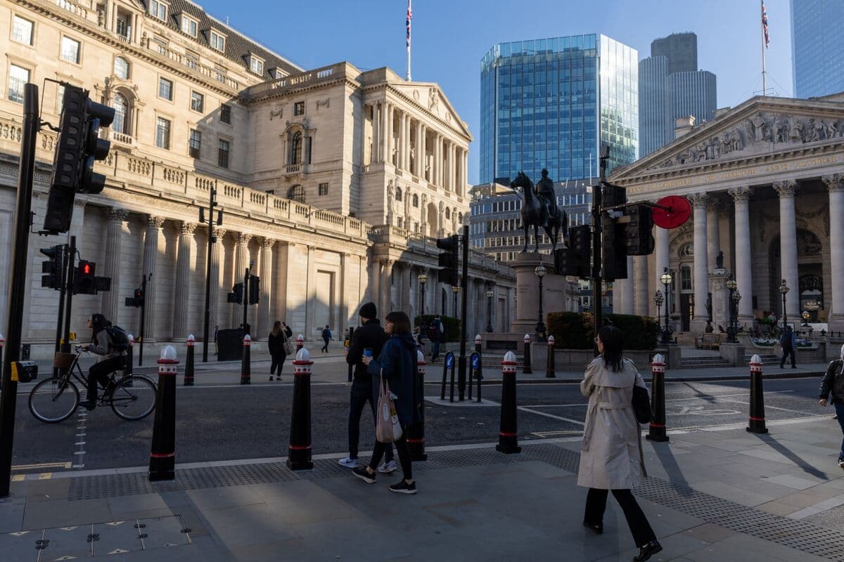 Bank of England Holds Rates as MPC Considers Hikes Ahead