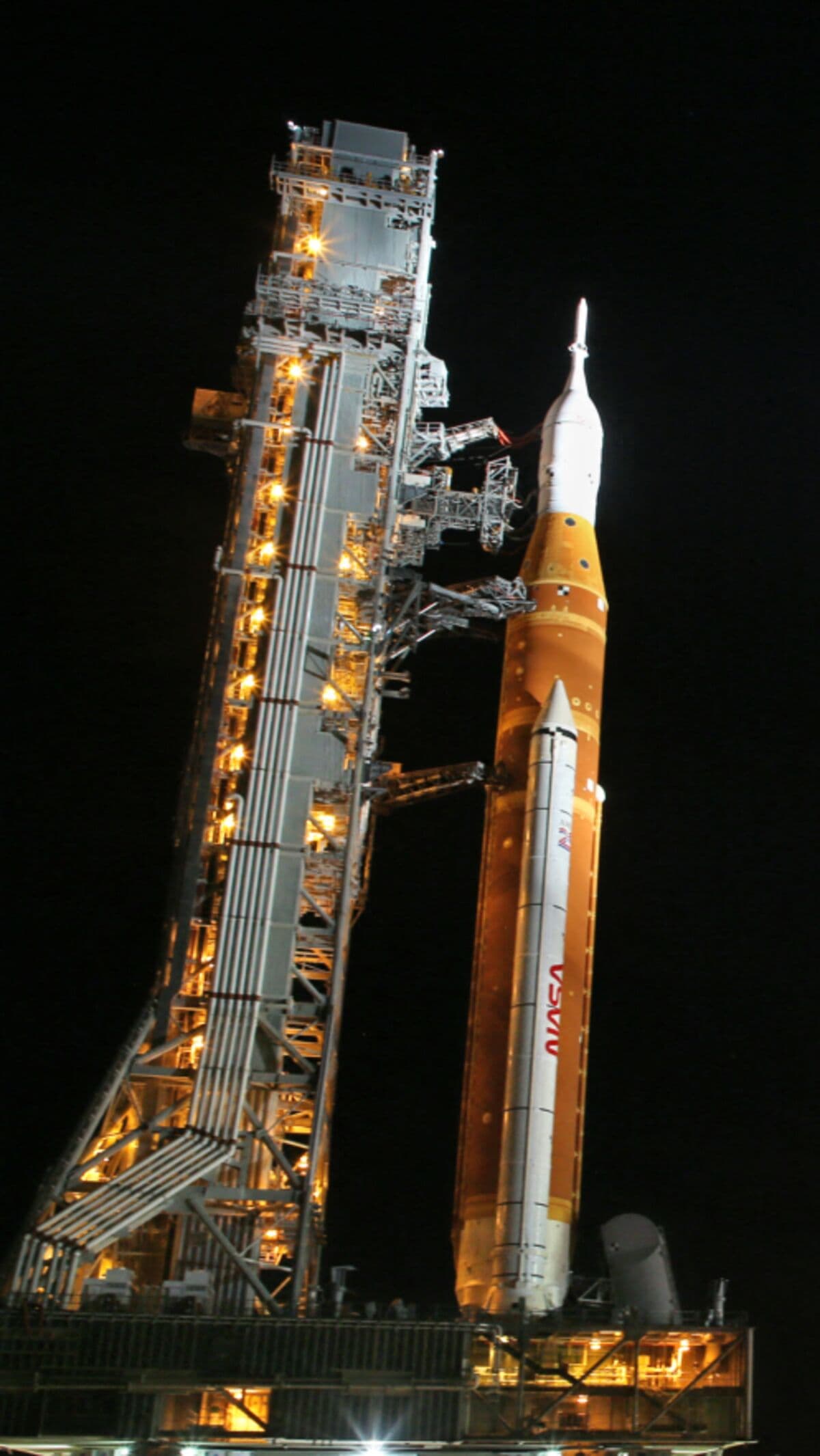 SpaceX Knocks Boeing From Dominant Role in NASA Moon Mission