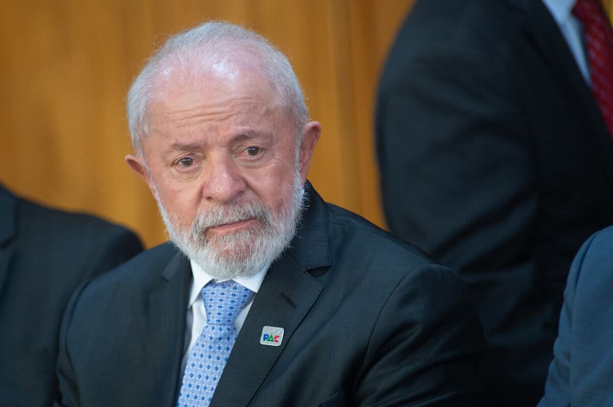 Senate Leader from Lula's Party Resigns Amid Bank Scandal Investigation