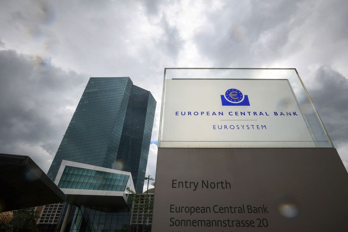 ECB’s Stournaras Sees Recession Concern, Phileleftheros Says