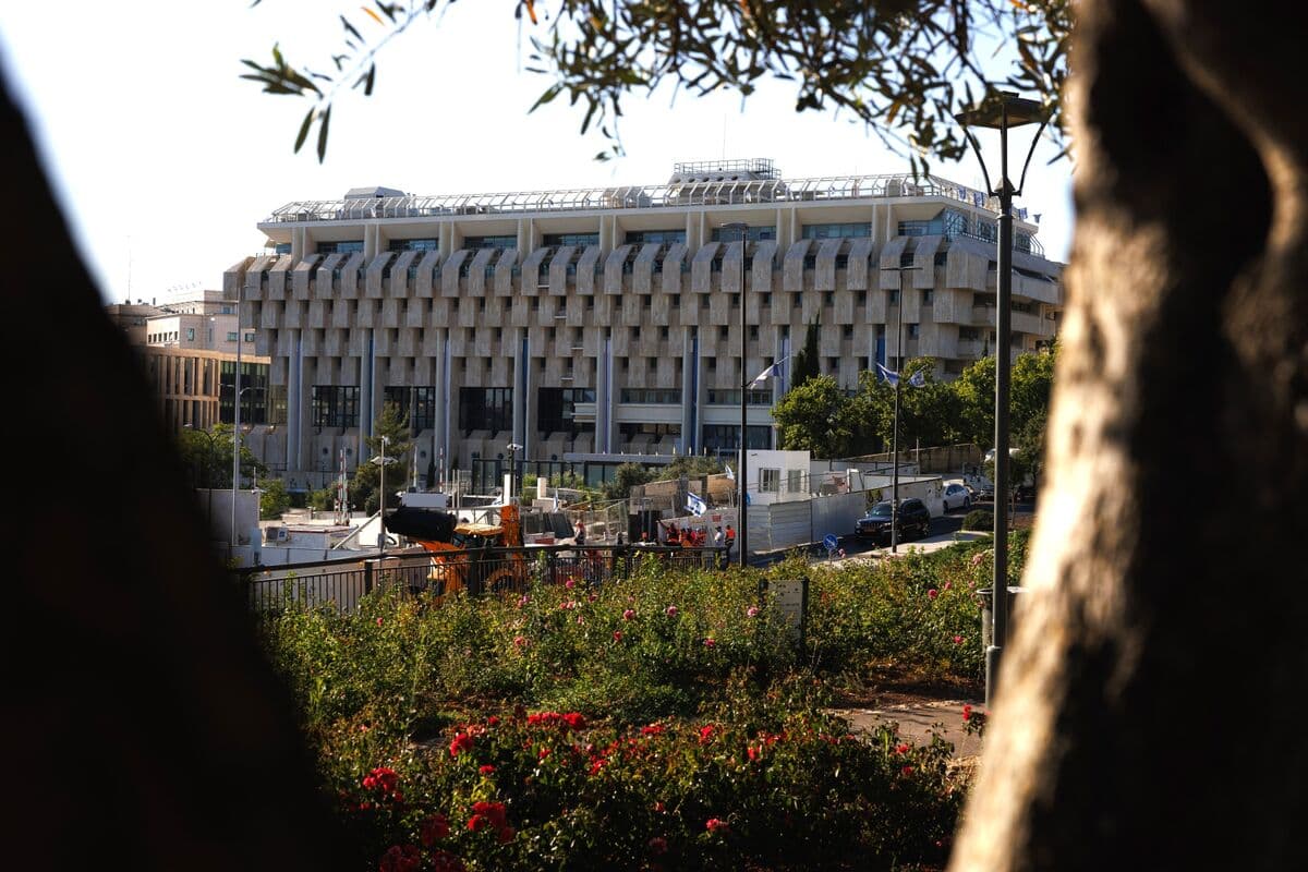Israel’s Central Bank Intervened in FX Trade to Curb Shekel
