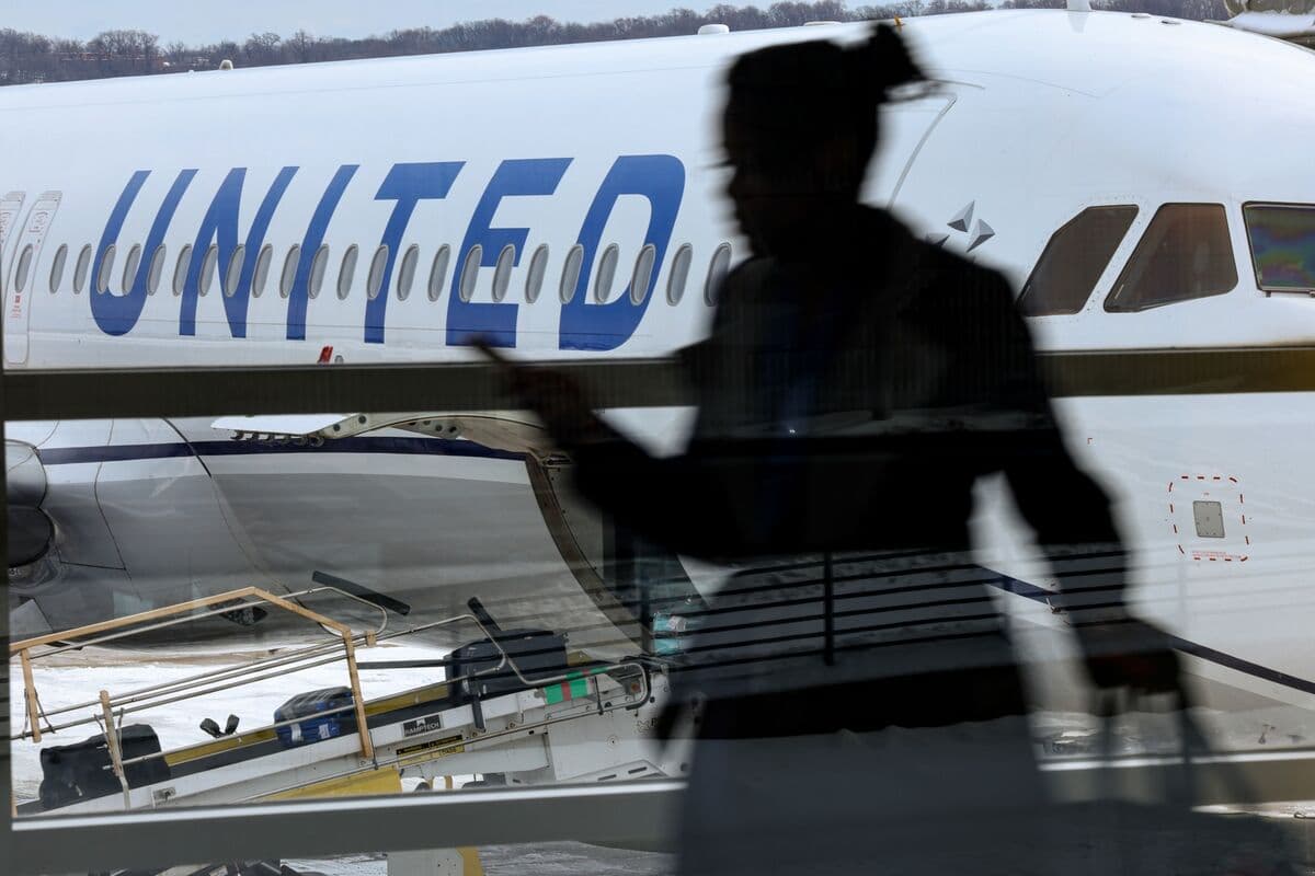 United Airlines Warns of 20% Fare Hike to Cope With Oil Surge