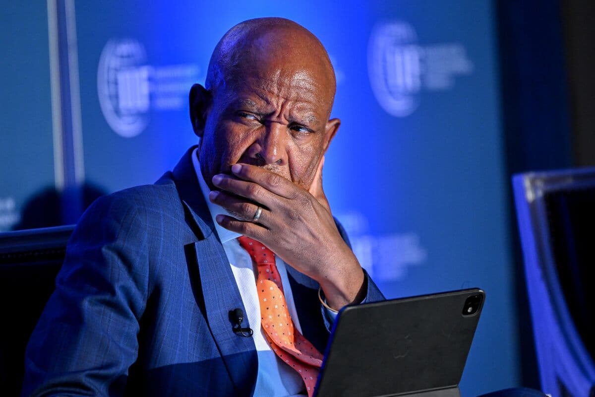 Kganyago Links ‘Surprisingly Resilient’ Rand to Dollar Mistrust