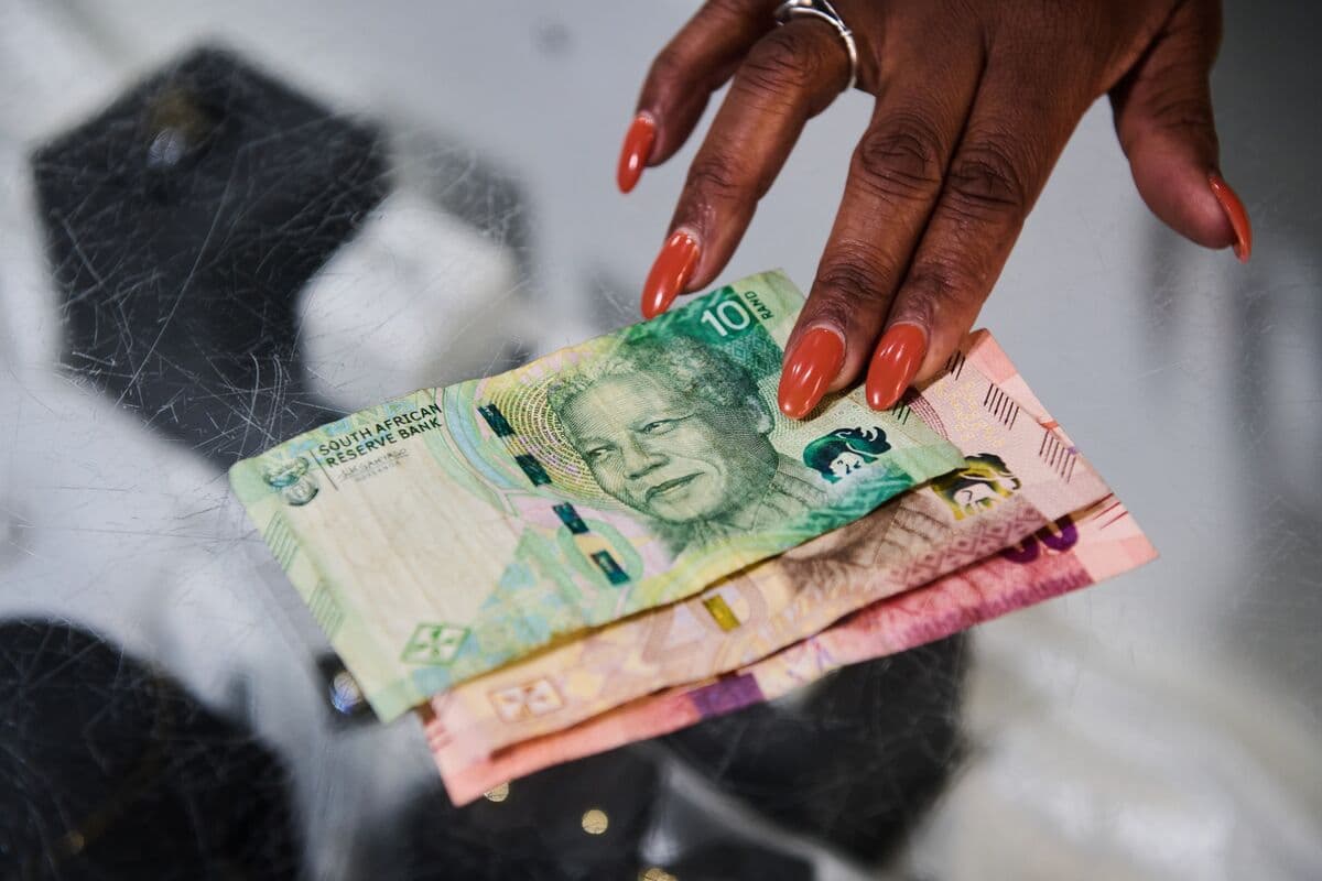 South Africa's Rand Rebounds in Carry Trade Amid Bond Inflows