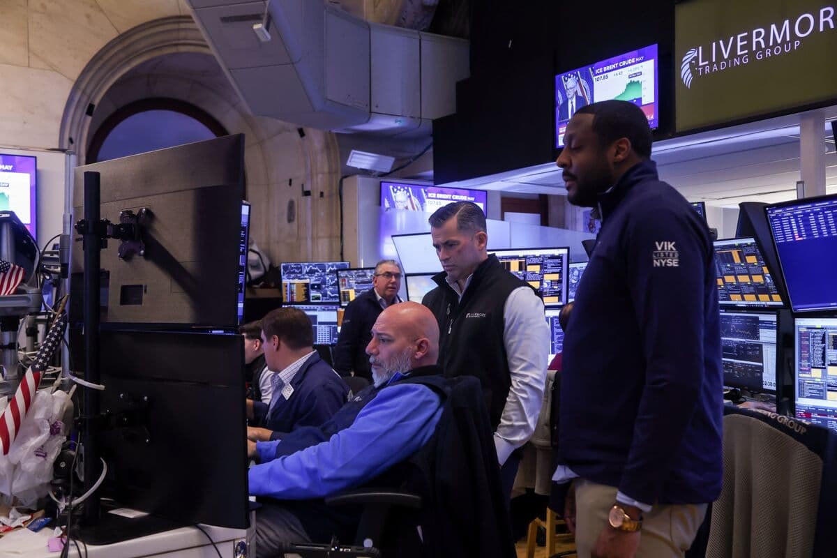 US Stock Futures Drop as Traders Eye Longer War, Options Expiry