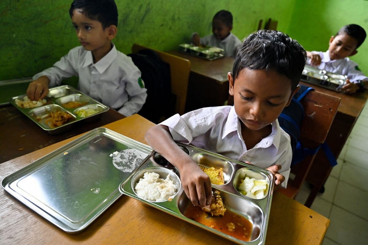 Indonesian Prosecutors Conduct Search at Free Meals Program Agency Headquarters