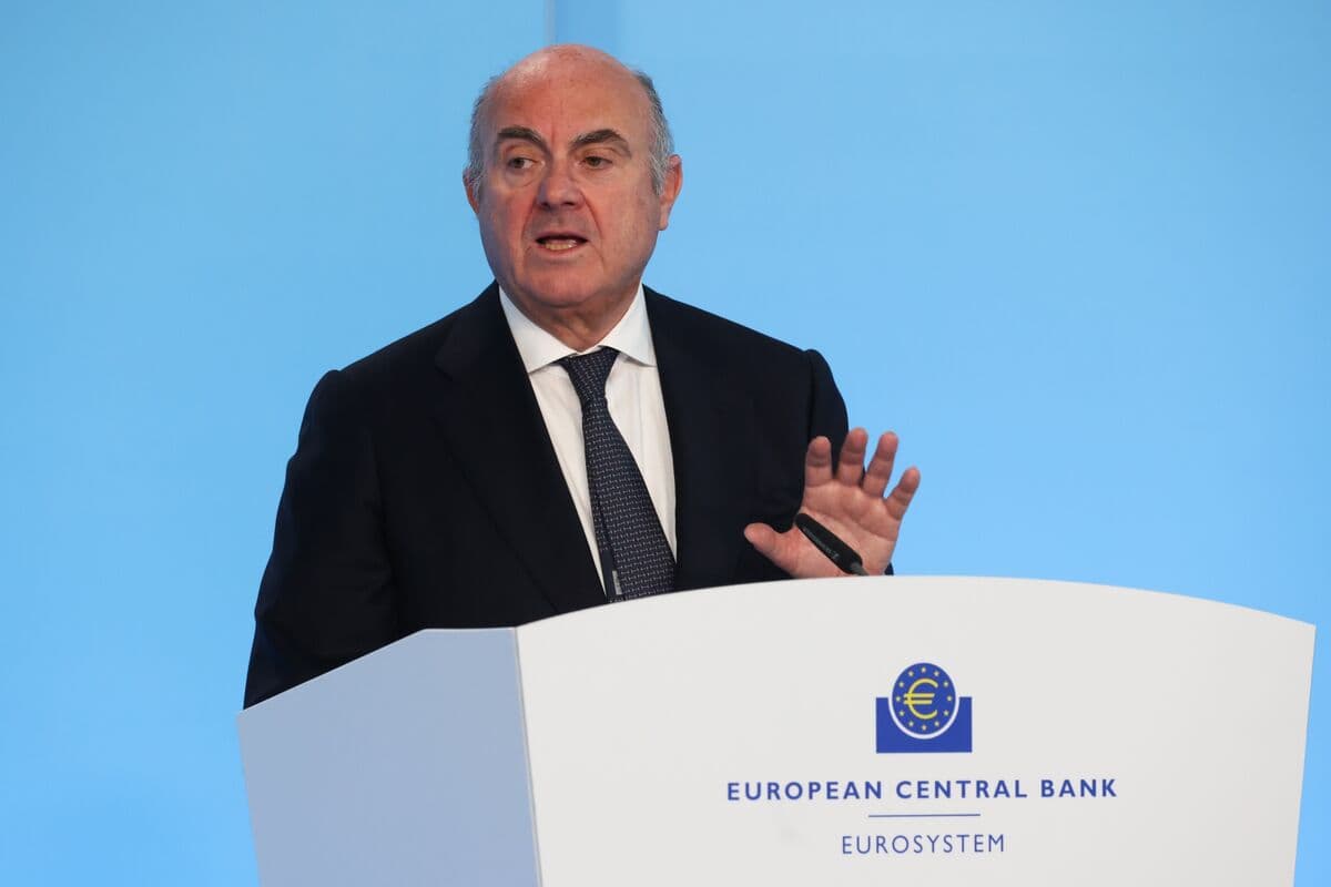ECB Alert to Second-Round Effects From Iran War, Guindos Says