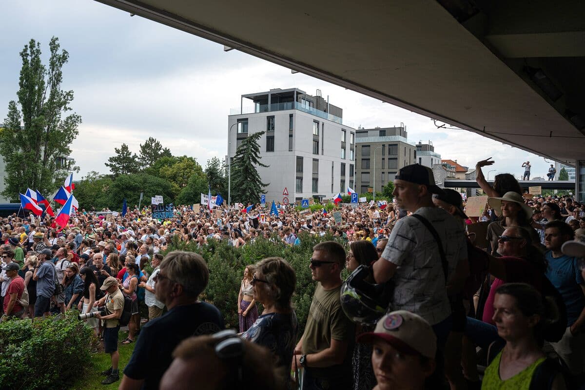 Thousands Demonstrate in Prague Against Proposed Changes to Media Funding