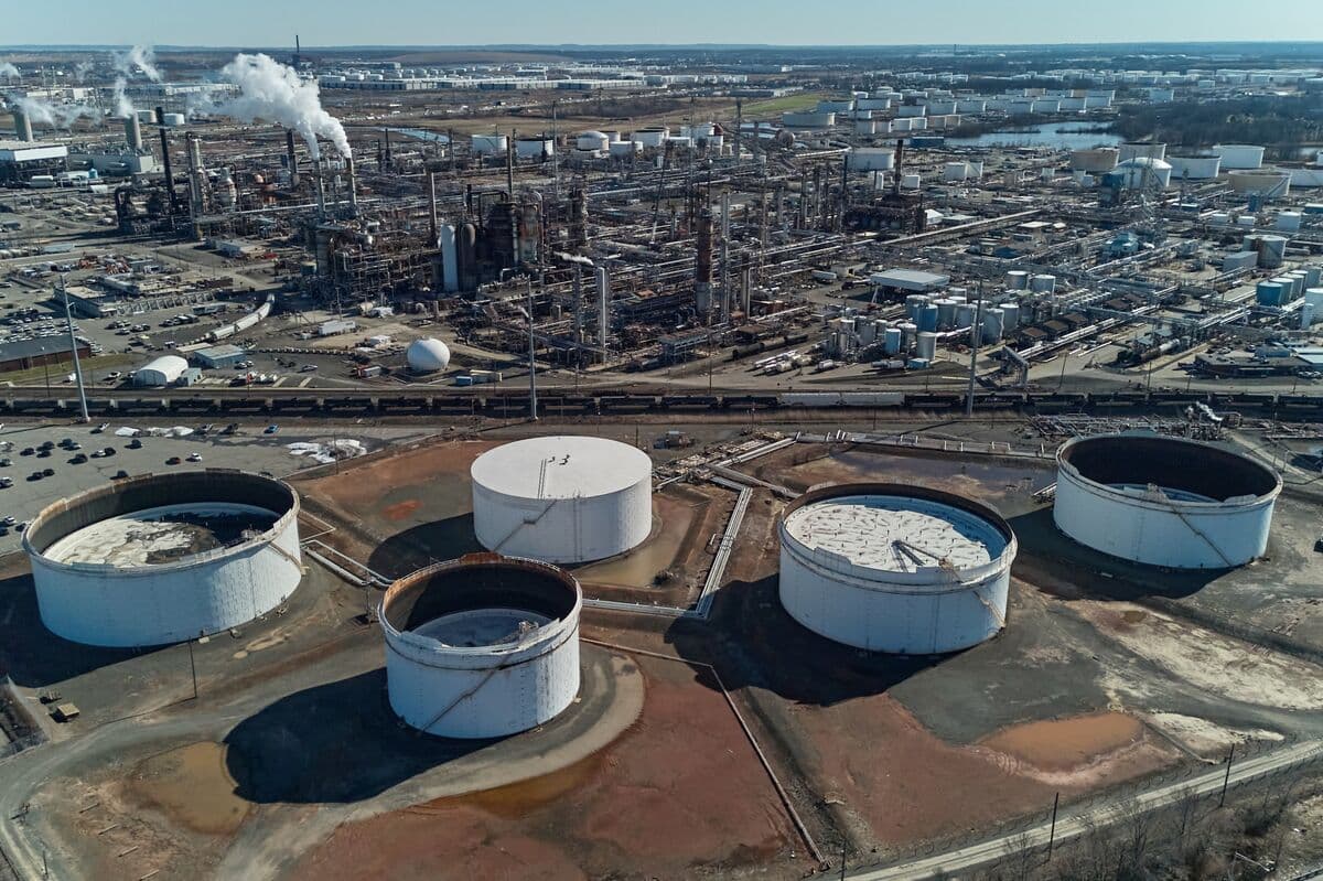 Oil Falls 15% as Global Leaders Race to Blunt Supply Shock