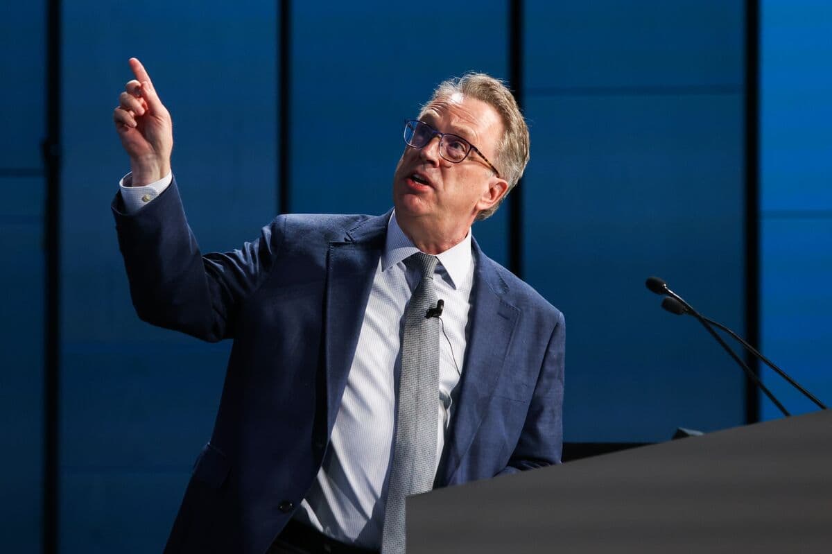 Federal Reserve's Williams Assures Economists Their Jobs Are Secure Amid AI Advances