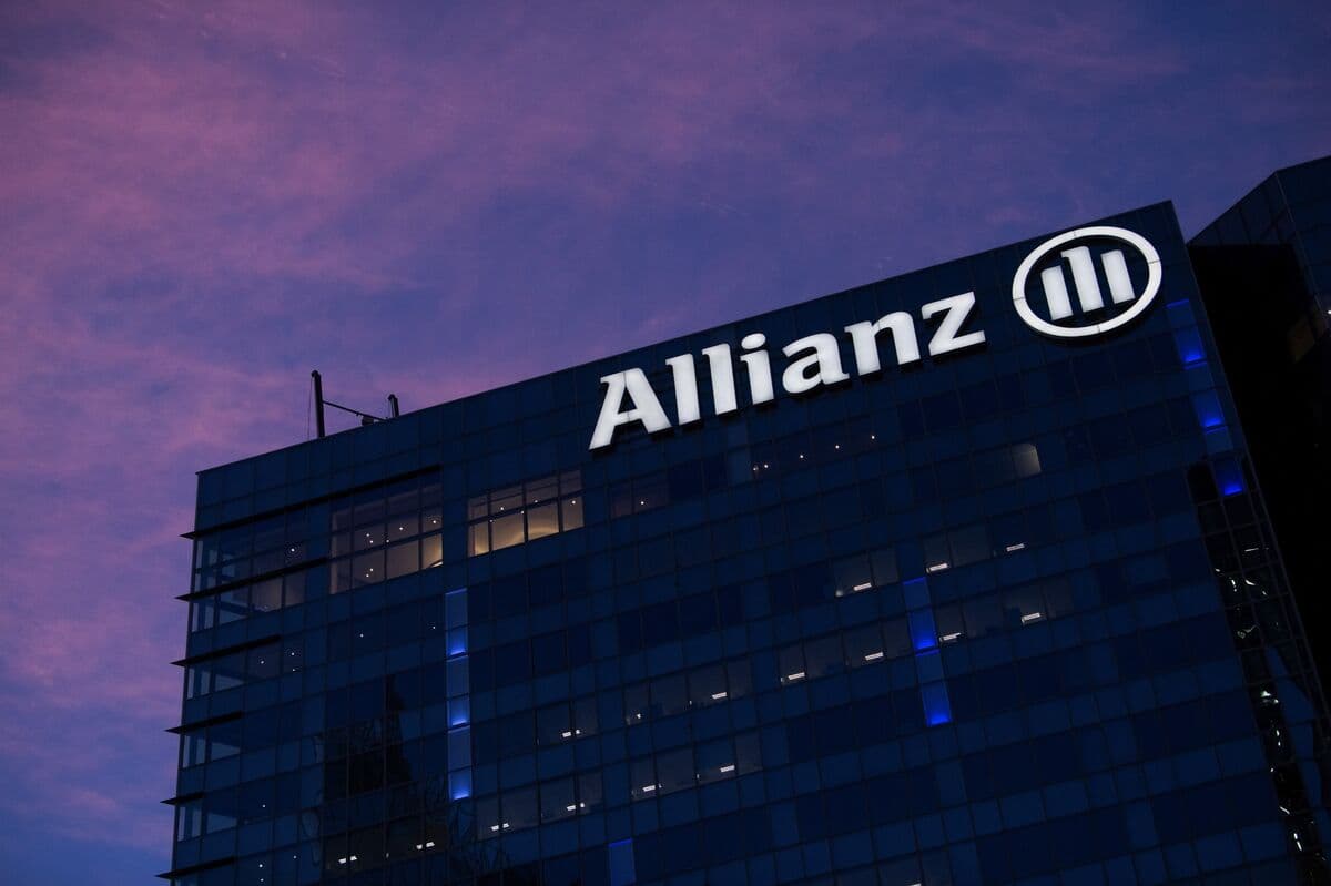 Allianz, Sun Life Are Said to Weigh Bids for HSBC Life Singapore