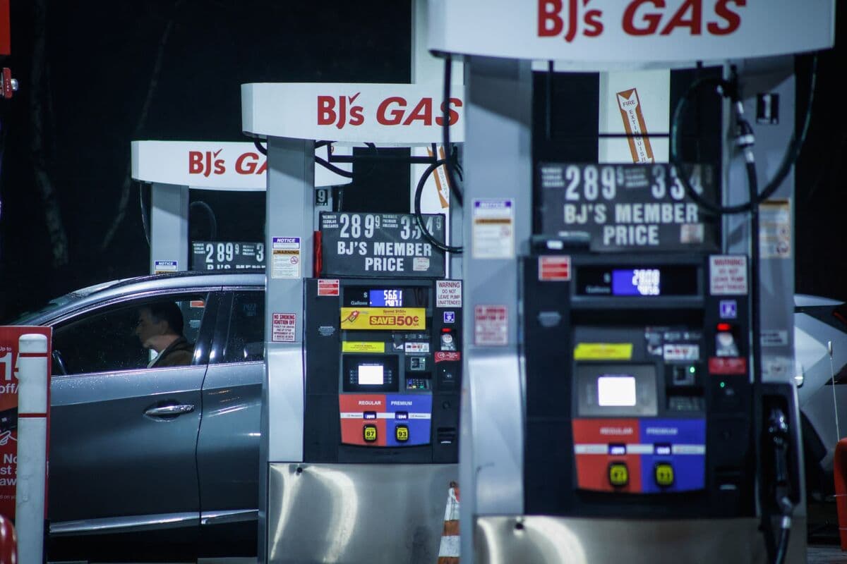 US Gasoline Pump Prices Advance to Highest Level Since 2024