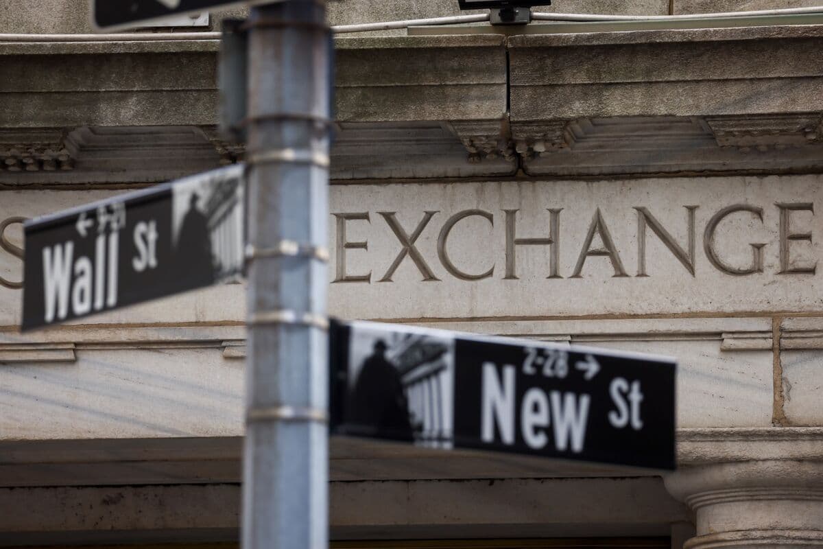 Dollar's Monthly Gains Prompt Caution Among Wall Street Strategists