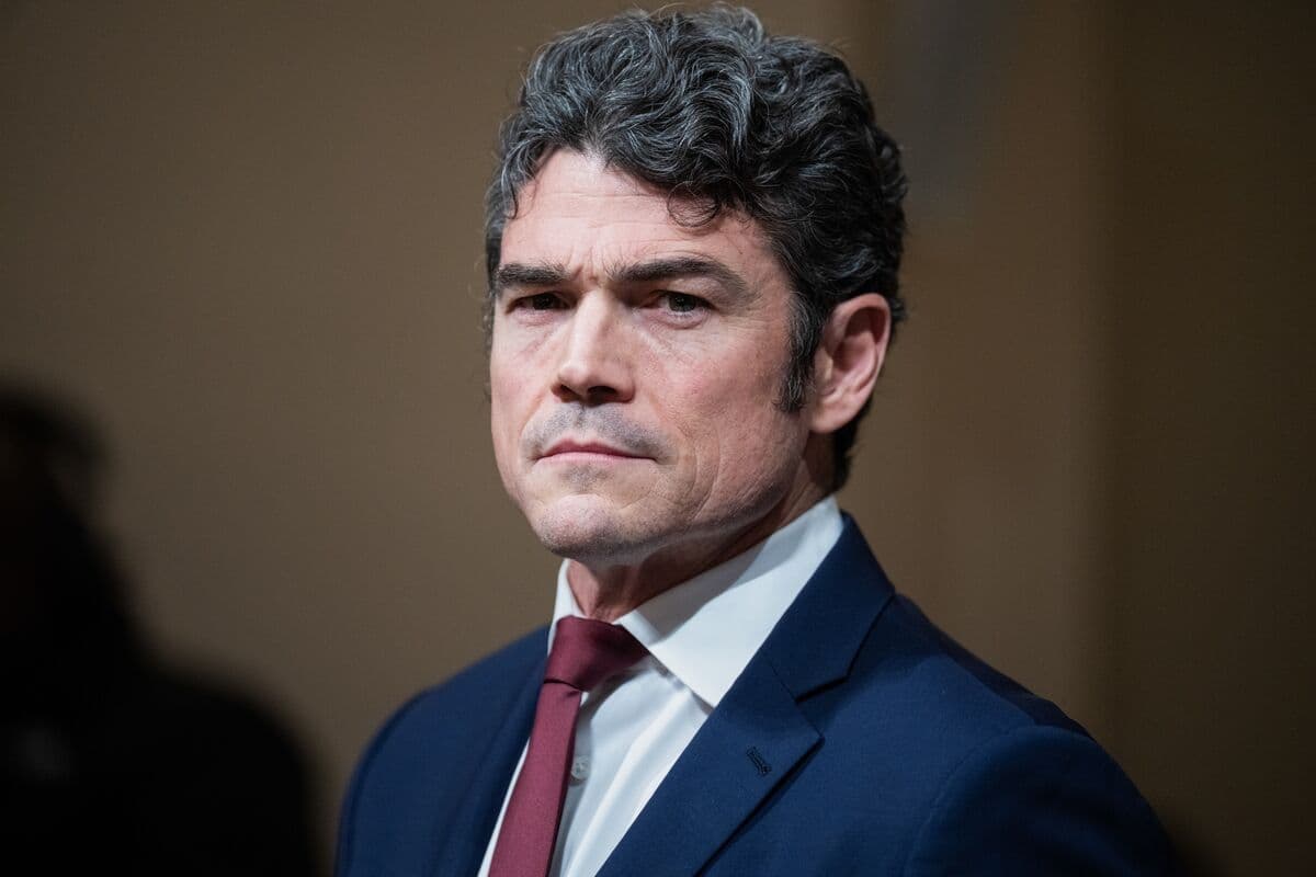 FBI Probes Former Counterterror Chief Joe Kent in Leak Inquiry