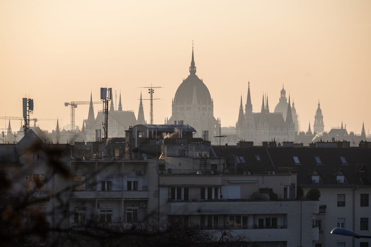 Wall Street’s Favorite Emerging-Market Bet Falters as War Rages