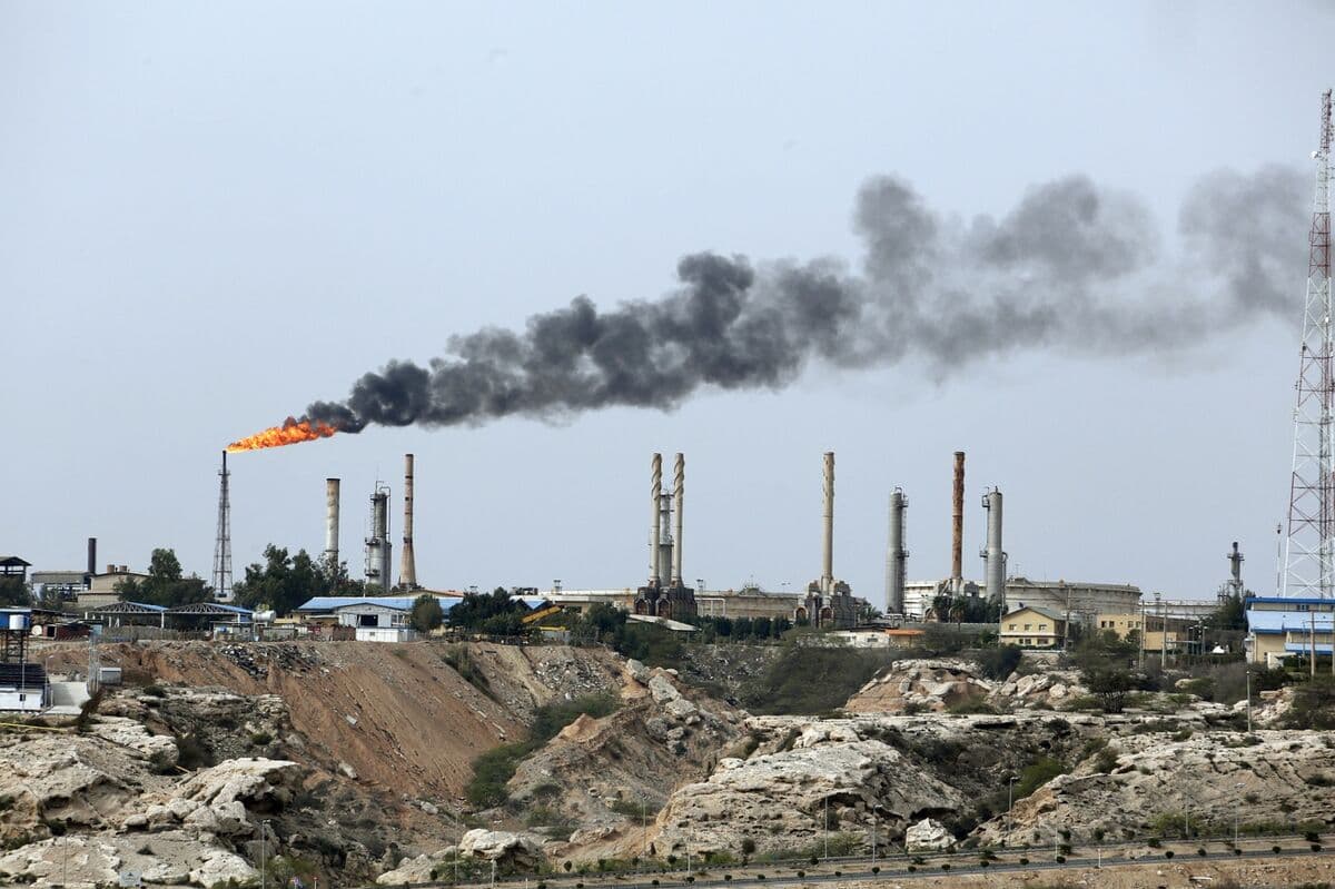 Oil Shipments from Iran's Kharg Island Halt for First Time Since War Began