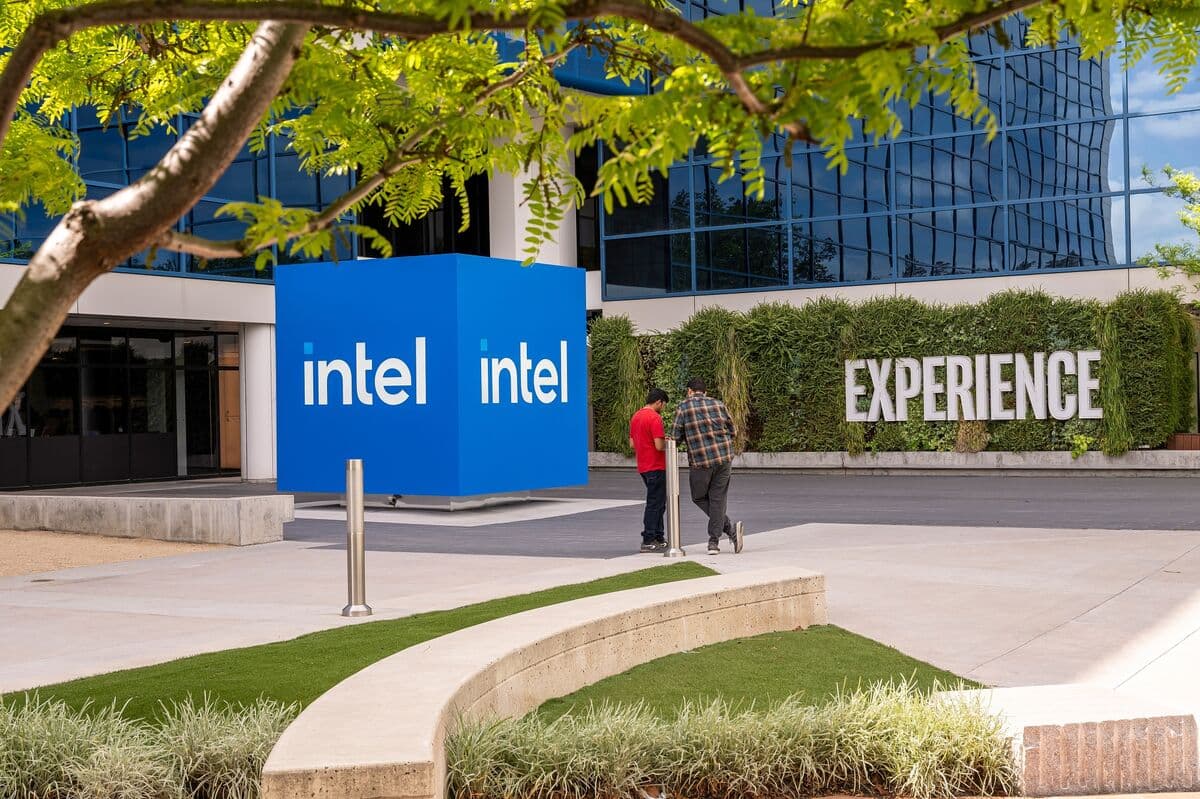 Intel Shares Eclipse Dot-Com Peak After Blockbuster Forecast