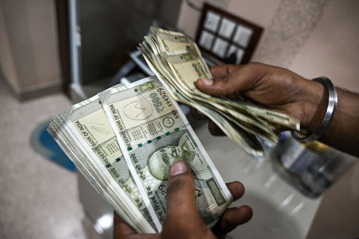 Goldman Sees India Rupee Sliding to 95, Putting Pressure on RBI