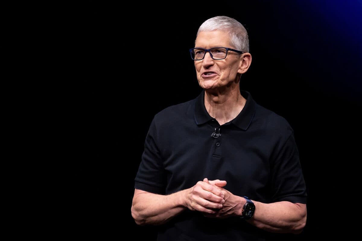 Apple Explores Using Intel and Samsung to Build Main Device Chips in the US