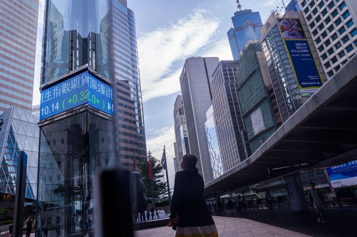 Mainland Investors Buy Record Hong Kong Stocks Via Trading Link