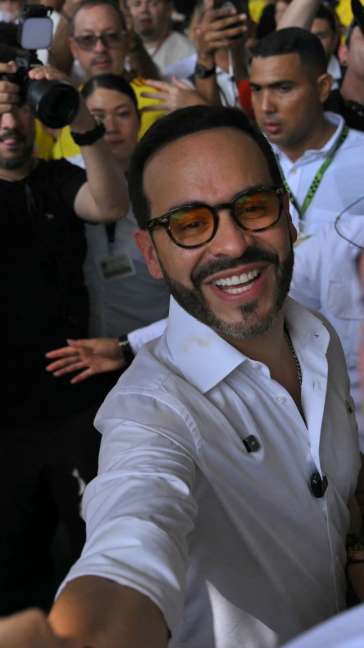 Abelardo de la Espriella Leads First Round of Colombia's Presidential Vote, Advances to Runoff